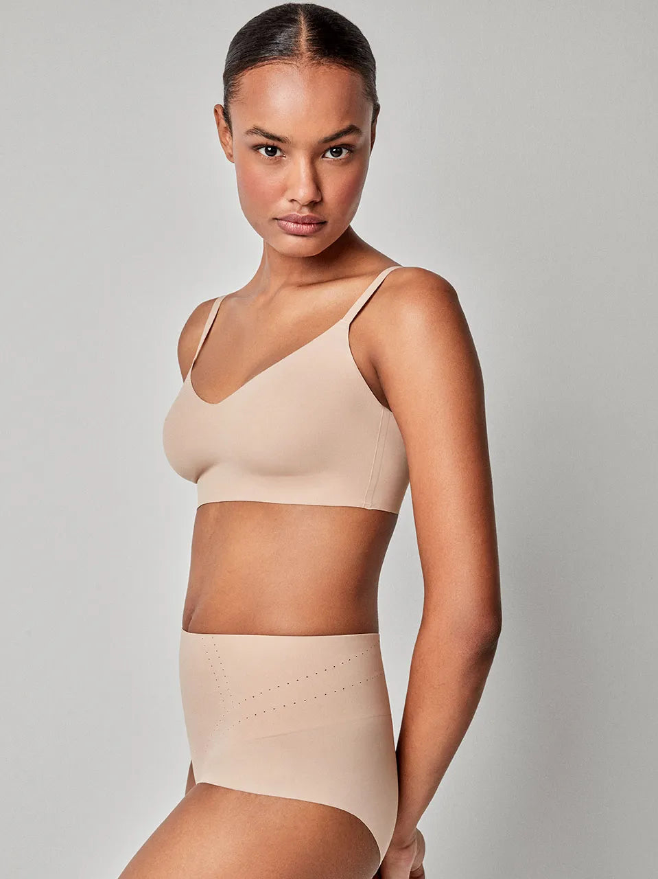GISELA Slip alto con rinforzo frontale Ref:1/10048B